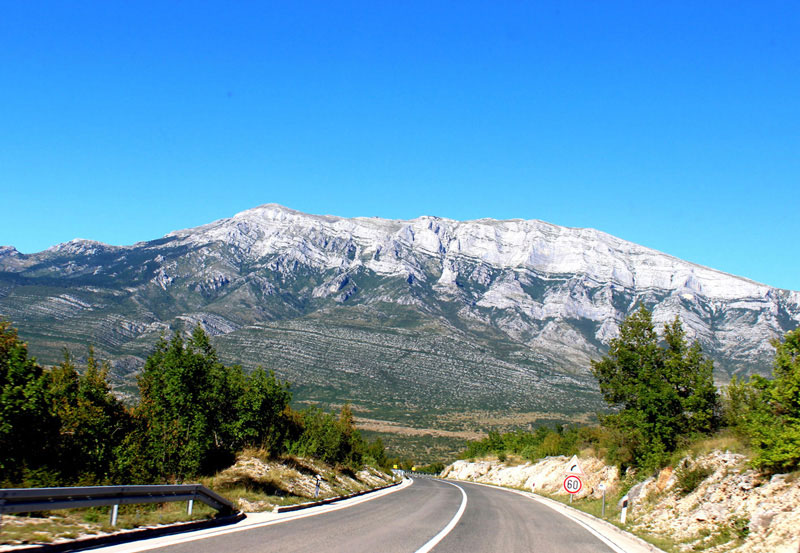 Straße und Berge von Bosnien