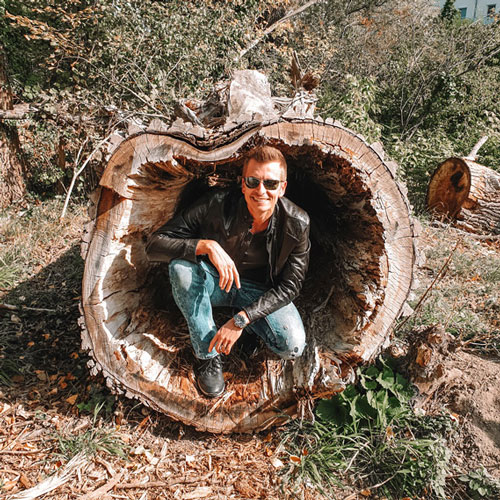 Wolfgang in tree trunk